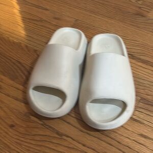 Size 7 yeezy slides bone